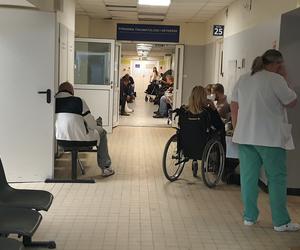Dramat na SOR-ach w Warszawie. Tłum pacjentów ze złamaniami