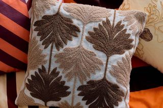 Wprowadzają najnowsze trendy i sezonowość do salonu! Oto najpiękniejsze poduszki dekoracyjne z sieciówek