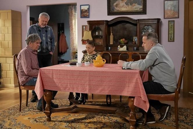 Kto jest naczelnym kombinatorem we wsi Wadlewo? 