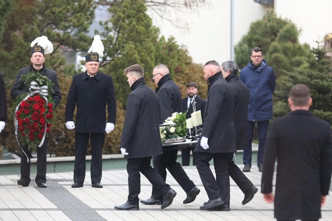 Pogrzeb górnika, który zginął w katastrofie w Kopalni Węgla Kamiennego Knurów-Szczygłowice. Osierocił dwie córki