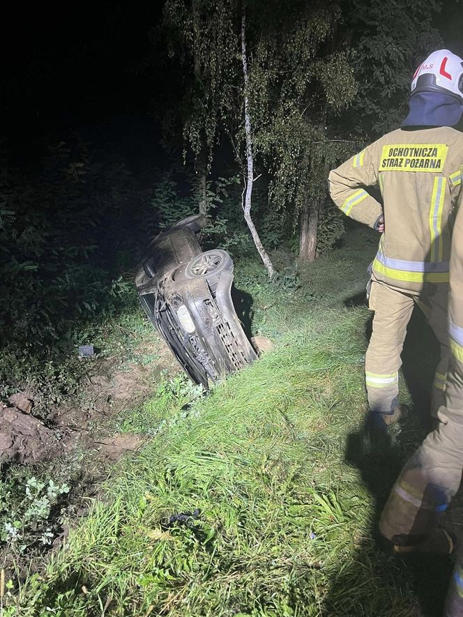 Wypadek volkswagena pod Płońskiem. 15-latek, który sam kupił auto, dachował razem z kolegami [ZDJĘCIA