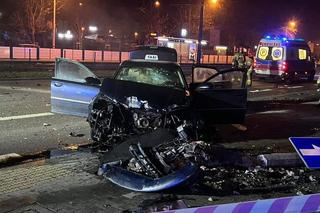 Kraków. Kraksa osobówek w Nowej Hucie. Auto staranowało słup