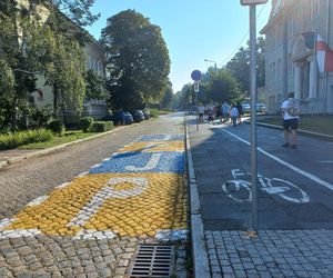 ​Ktoś przemalował strefę „Pocałuj i Jedź” przy Szkole Podstawowej nr 10 w Lesznie. Bo kojarzyła się z barwami Ukrainy