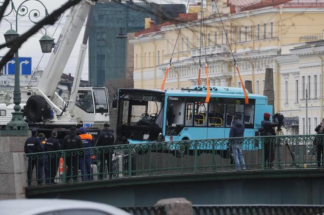 Rosja/ Autobus wpadł do rzeki w Petersburgu – trzy osoby nie żyją