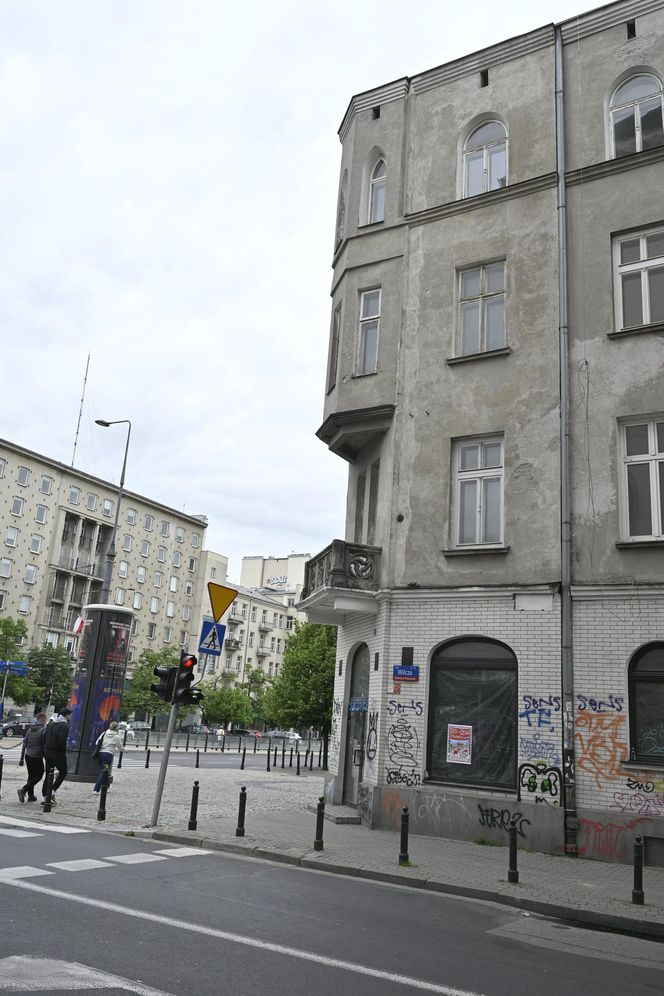„To co robi miasto, to skandal”. Warszawa sprzedaje zabytkową kamienicę w centrum za grube miliony