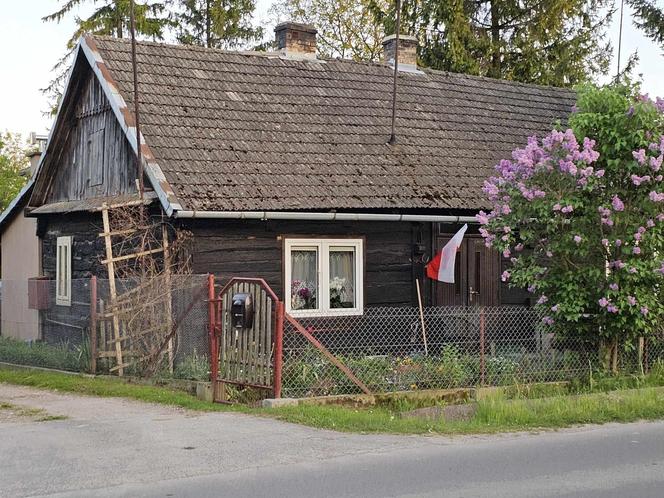 Mieszkąńcy Podkarpacia zaczynaja majówke od wywieszenia flagi