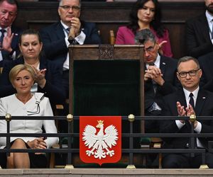 Agata Duda z kokardą na ramieniu w Sejmie