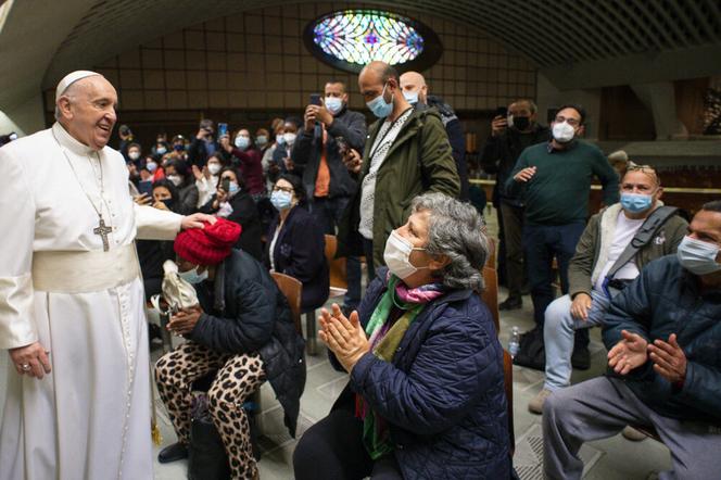 Papież Franciszek odwiedził ośrodek szczepień dla ubogich i bezdomnych