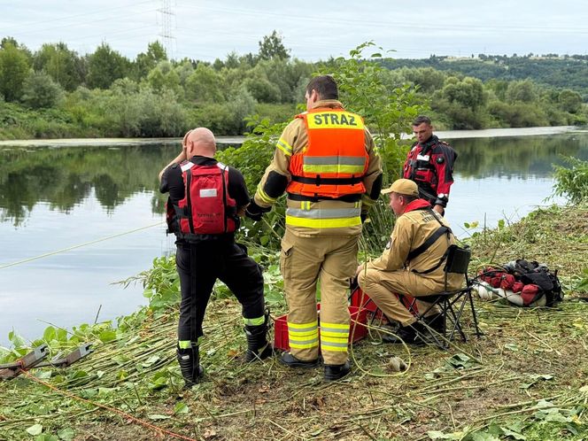 Akcja ratunkowa na Dunajcu. Ciągnik z operatorem wpadł do rzeki