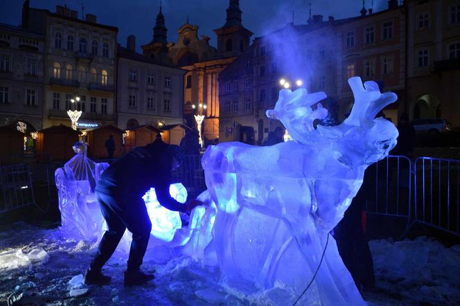 Rekordziści Guinesa w rzeźbieniu w lodzie na przemyskim jarmarku świątecznym