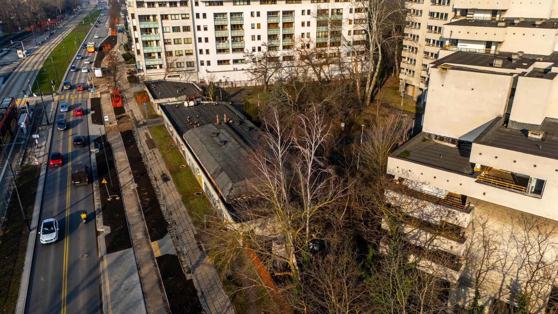 Szpiegowo z lotu ptaka. Blok na Sobieskiego 100 w Warszawie