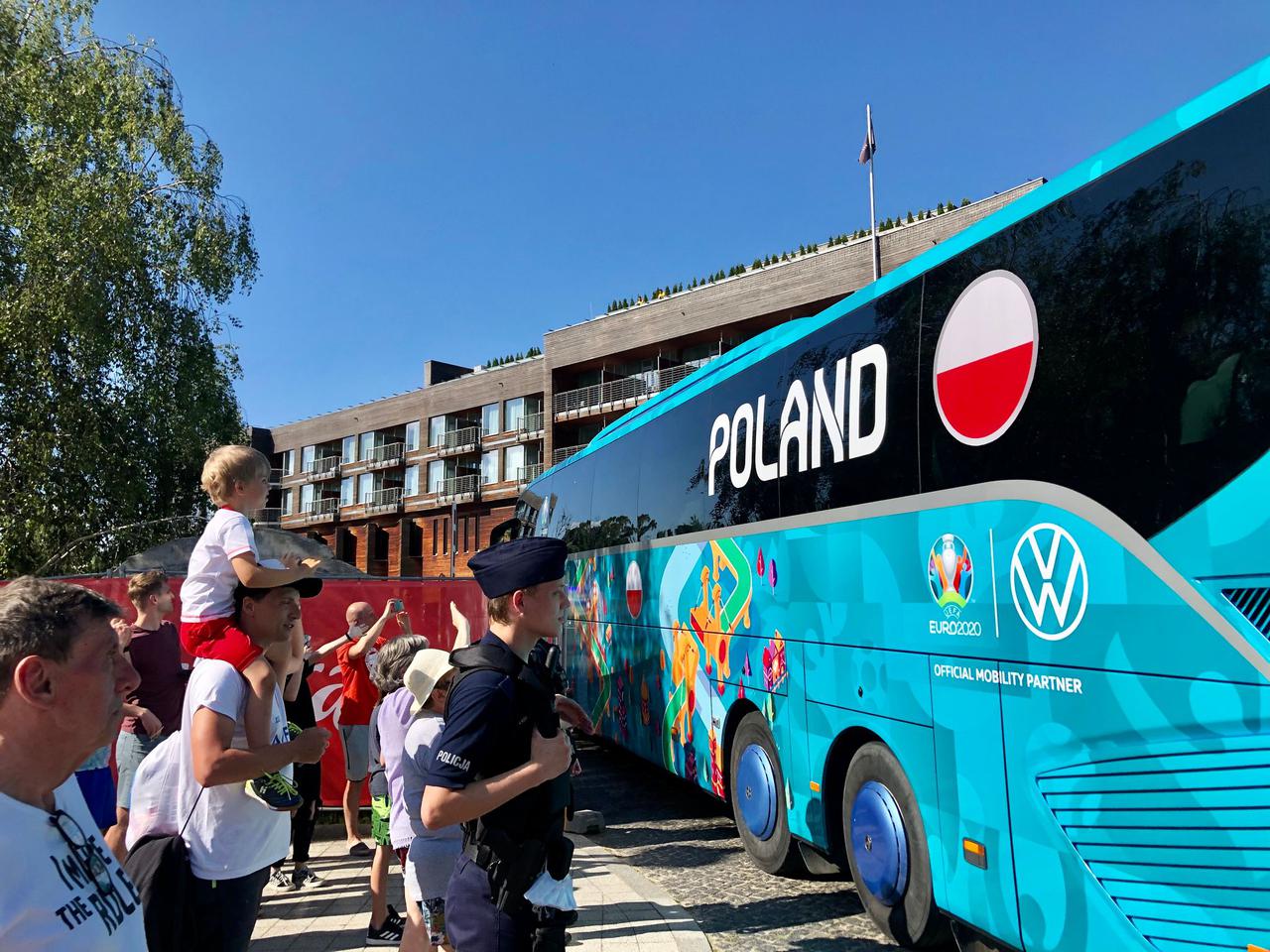 Ulubionych piłkarzy zobaczyli wyłącznie… zza płotu! Kibice czekali na przyjazd polskiej reprezentacji