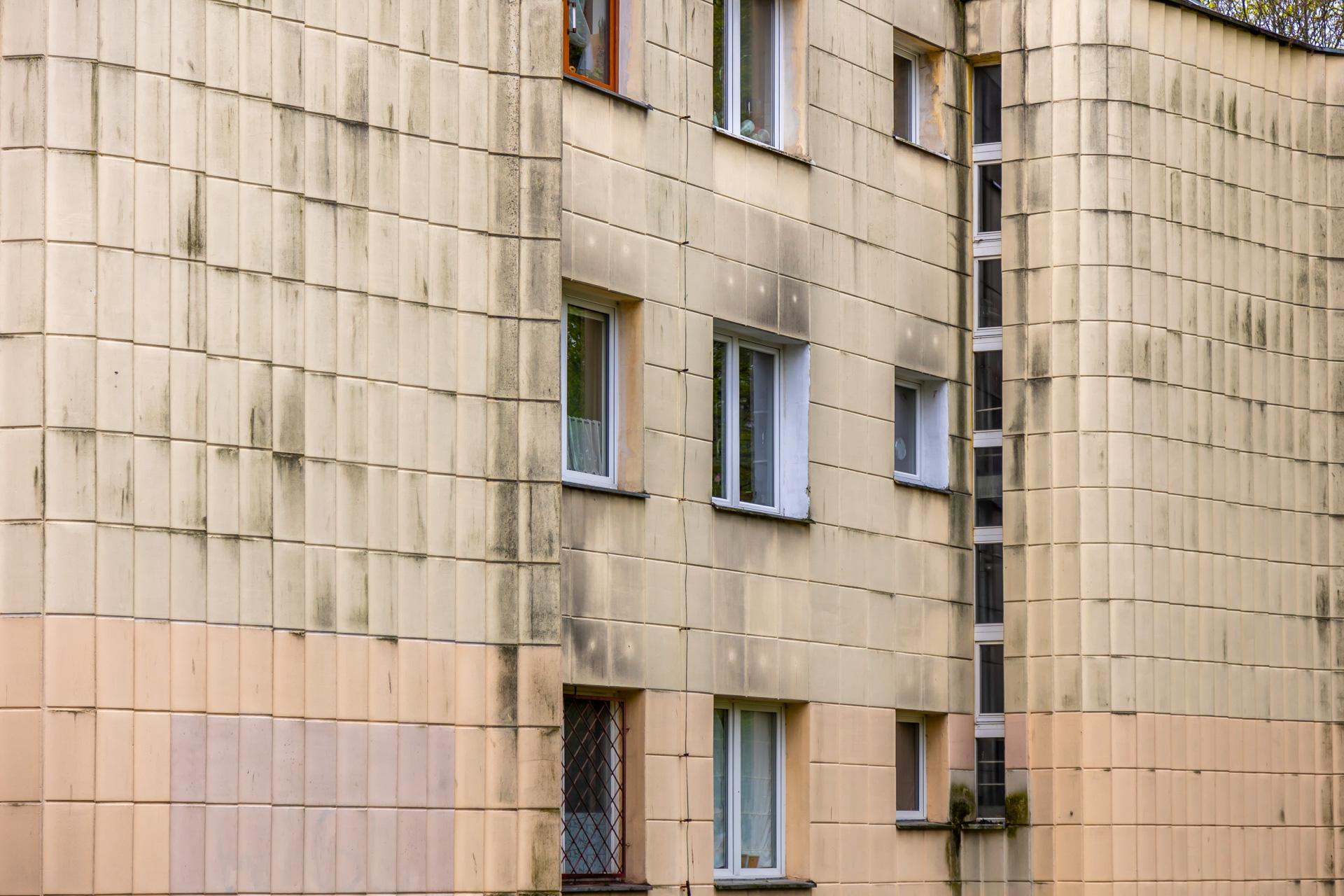 Osiedle WSM Koło II w Warszawie - zdjęcia. Pablo Picasso na ścianie i klatki schodowe typu ser