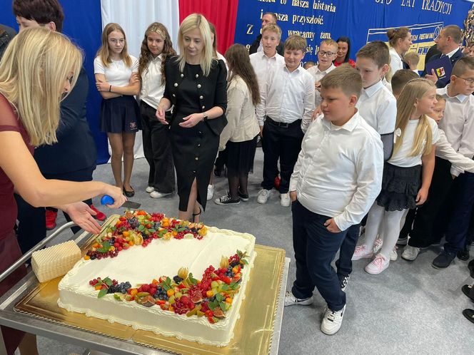 Pierwsza Dama uczciła z uczniami 100 lat od nadania imienia Stefana Batorego Szkole Podstawowej w Liwie