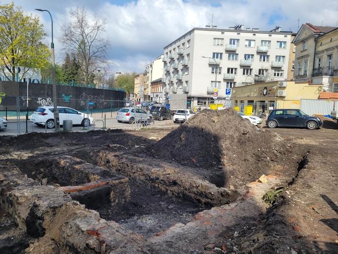 Kraków. Park im. Wisławy Szymborskiej przy ul. Karmelickiej nabiera kształtów