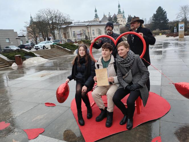 Walentynkowa rzeźba na Placu Artystów w Kielcach