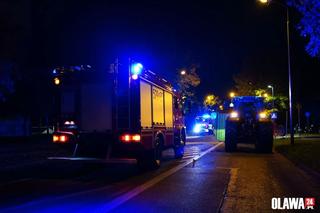 Ziemniaki wysypały się z przewróconej przyczepy ciągnika