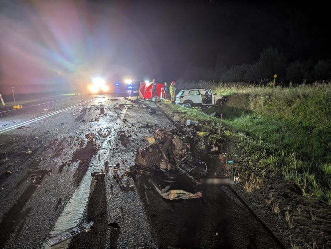 Tragiczny wypadek na DK 16. Czołowe zderzenie audi i volkswagena. Dwie osoby zginęły na miejscu