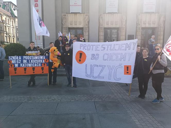 Strajk nauczycieli: "PiSranki obiecanki". Tłumy na proteście w Katowicach