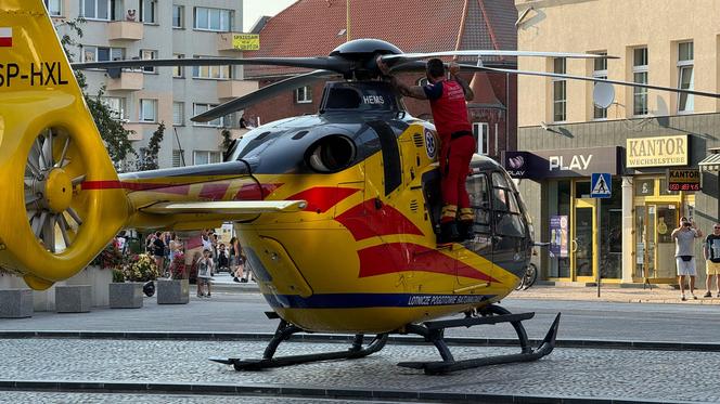 Mężczyzna nagle zasłabł i upadł. Ratownicy stoczyli heroiczną walkę o jego życie