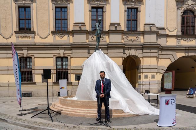 Odnowiony Szermierz znów stoi na placu Uniwersyteckim! To najstarsza fontanna we Wrocławiu