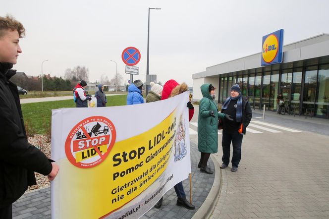 Protest przeciwko budowie centrum logistycznego Lidla w Gietrzwałdzie. Olsztyn, 14.12.2024