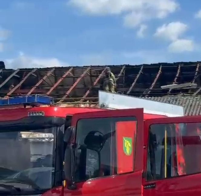 Rodzina z dwultenim synkiem straciła wszystko. Pożar wybuchł podczas remontu dachu