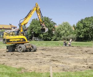 Kiedy warto zbudować dom na wzniesieniu, a kiedy lepiej obniżyć teren? Kształtowanie terenu działki
