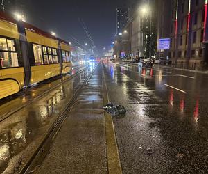 Tragiczny wypadek w al. Jerozolimskich. Pieszy wpadł pod rozpędzony tramwaj. Zginął na miejscu