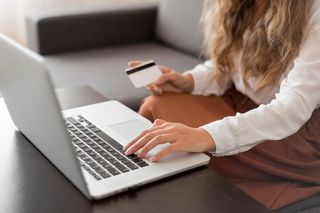 Zakupy w sklepie stacjonarnym czy online? Wiemy, jak kupują europejscy konsumenci [RAPORT]
