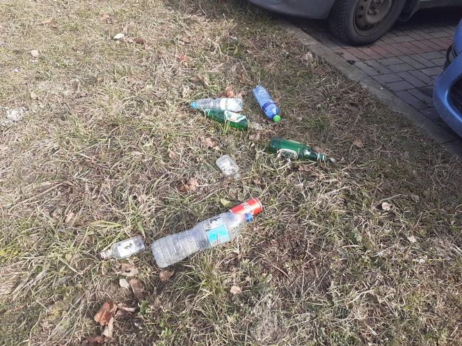 Śmieci w Łodzi walają się po skwerach i trawnikach. Mieszkańcy: "Tak brudno nigdy nie było!" 