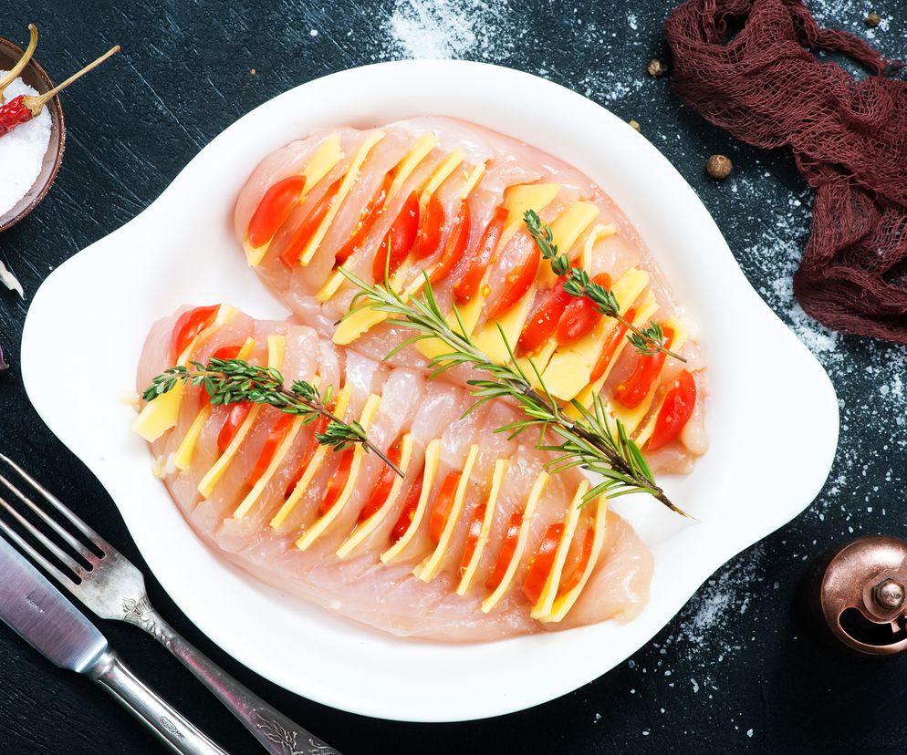 Filet z kurczaka a la hasselback z serem i pomidorami