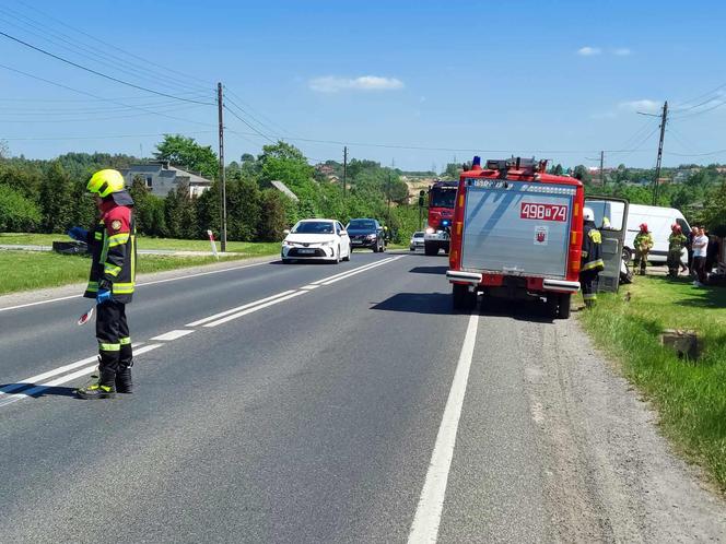 Wypadek na DK 42 w Parszowie. Auto wylądowało w rowie