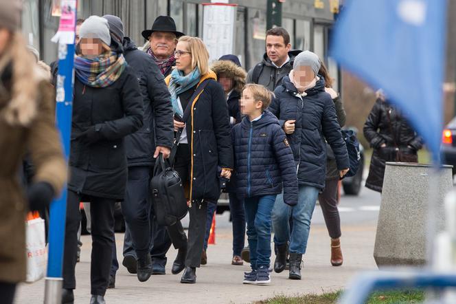 Rafał Trzaskowski jedzie z rodziną metrem na zaprzysiężenie