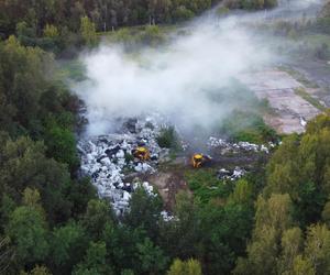 Pożar dzikiego wysypiska śmieci w Dąbrowie Górniczej