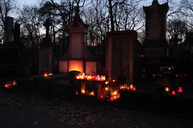 Tak wyglądają Powązki wieczorem. Zachwycające zdjęcia warszawskiej nekropolii