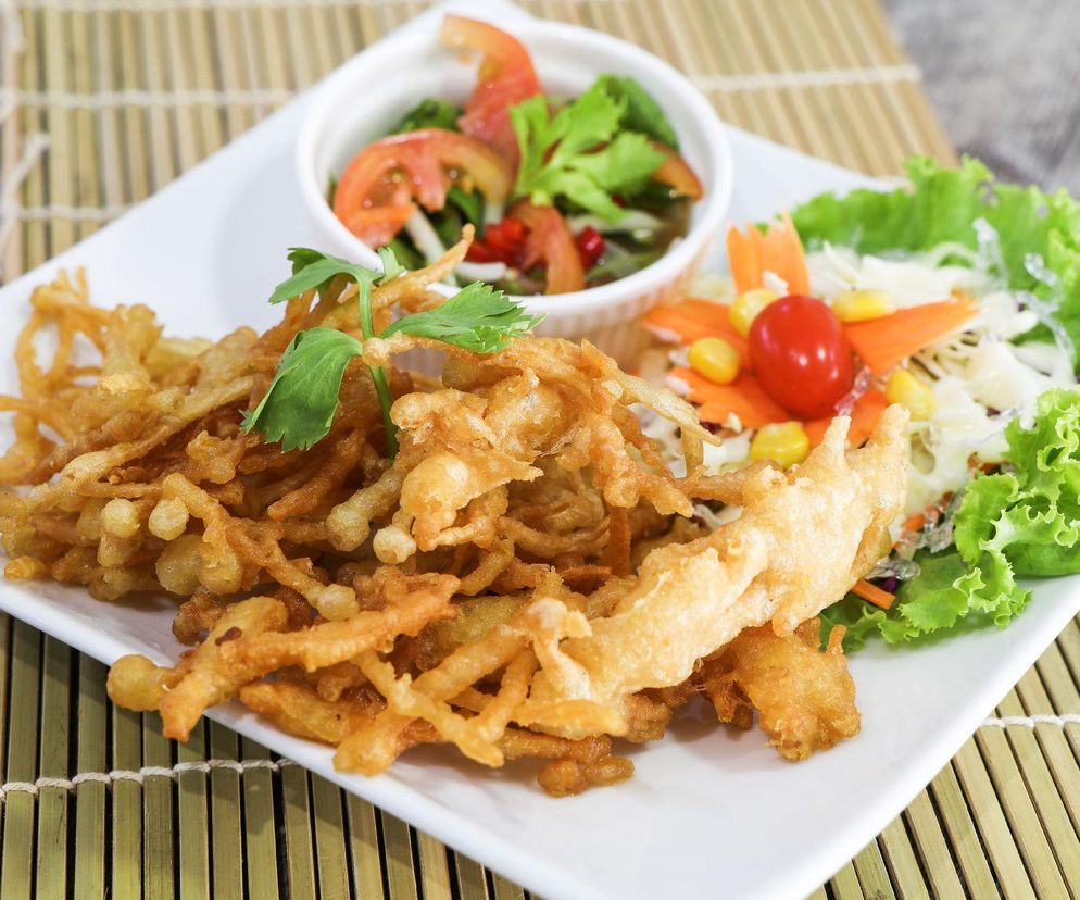 Jak przyrządza się grzyby enoki? Genialny przepis na chrupiącą przekąskę z patelni