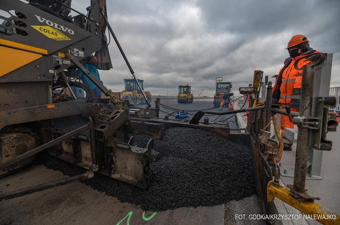 Układaniem betonowej nawierzchni zajmuje się specjalna maszyna