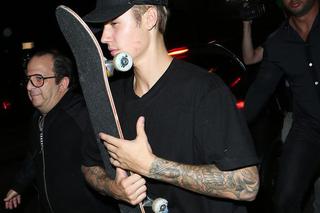 Justin Bieber ze szminką na poliku