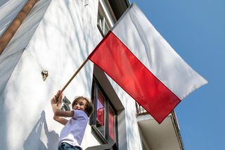 Rozmowa o niepodległości z dzieckiem. Jak zrobić to przez zabawę, a nie lekcję historii?