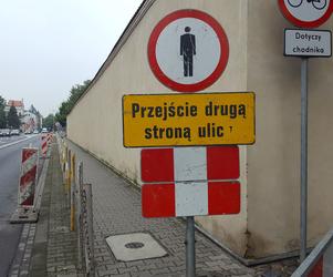 Zamontują błotochrony przy murze lapidarium w Lesznie