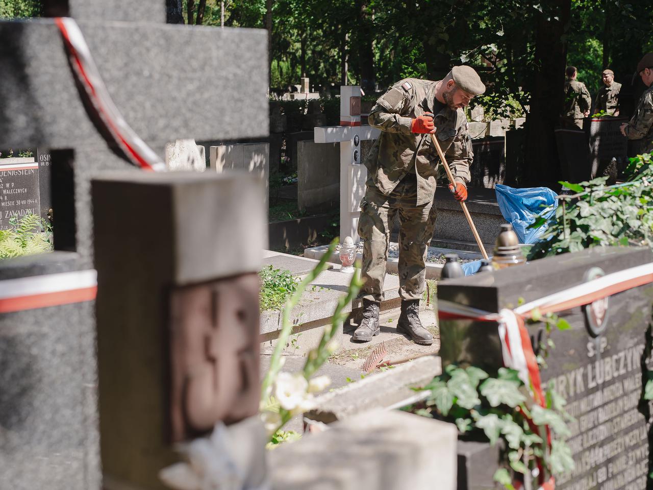   Żołnierze WOT z Braniewa  wzięli udział w ogólnopolskiej akcji  sprzątania mogił Powstańców Warszawskich