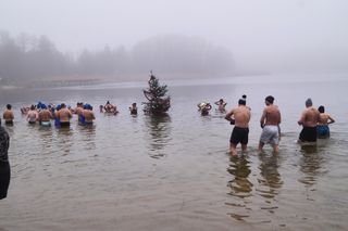 Zimna woda im niestraszna! Morsowanie w podbydgoskich Pieckach [ZDJĘCIA]