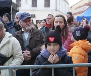 Na rynku w Tarnowie trwa koncert 33. Finału Wielkiej Orkiestry Świątecznej Pomocy. Tak bawią się mieszkańcy miasta