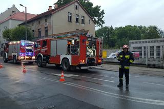 Pożar w kamienicy przy ul. Sikorskiego w Grudziądzu. Strażacy sprawdzają opuszczony budynek