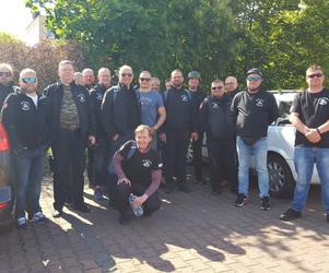 Fani starych polskich motorowerów z Bzyk Raider ze Swarzędza zrobili sobie postój w Lesznie