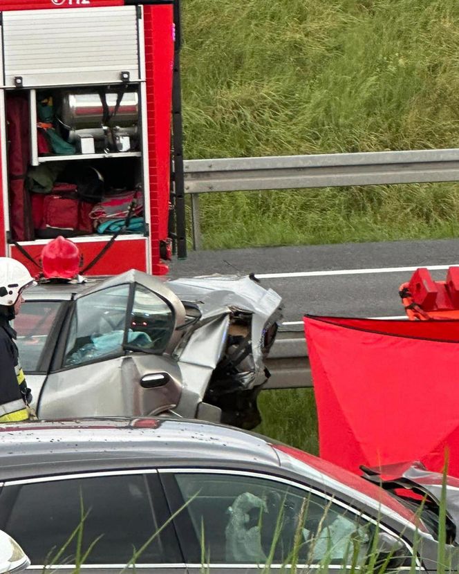 Tragiczny wypadek na S7 w Łącznej. Nie żyje kobieta, dwie osoby ranne