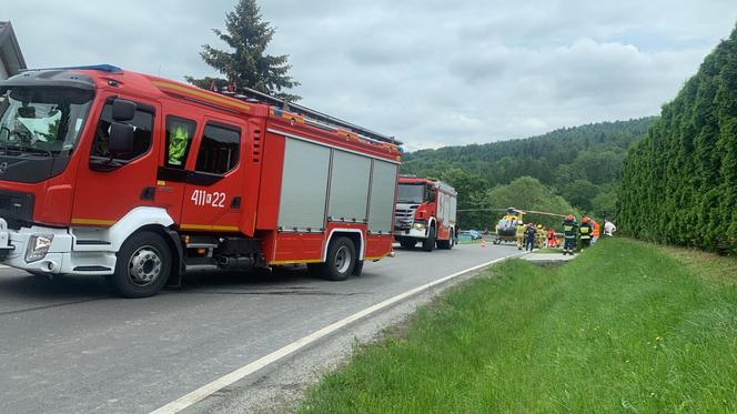 Makabryczny wypadek pod Brzeskiem. 29-letni motocyklista wbił się pod volkswagena. Nie żyje [ZDJĘCIA]