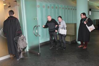 Piotr M. chciał wysadzić się przed komisariatem. Obrońca chce umorzenia sprawy, prokurator zaostrzenia wyroku 