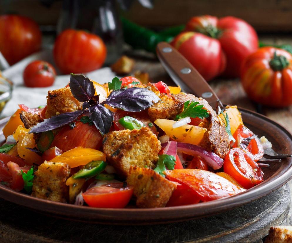 panzanella z morelami i brzoskwinią